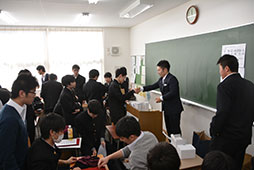 最後のHRでは 担任と固い握手で挨拶
