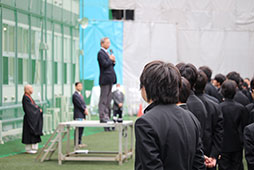 まっすぐな眼差しで話を聞く生徒