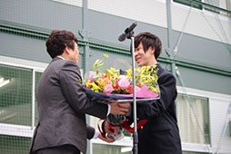 3月でご退任される先生への花束贈呈