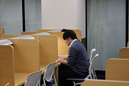 早速、自習室で学習する高３生