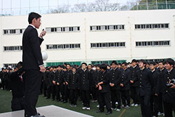 初々しく、新任教員あいさつ<br />　