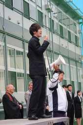 学園祭に向けて、抱負を語る<br />生徒会長