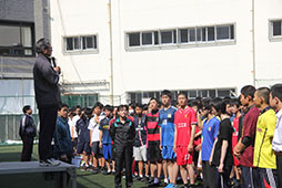 絶好の体育デー日和、全力プレーで楽しもう!