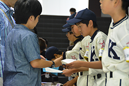 受付は軟式野球部員が担当です<br />　