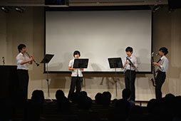 音楽部員の管弦楽合奏でご挨拶