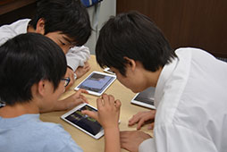 「こっちの写真の方がいいなぁ」<br />（監督はあなたです）