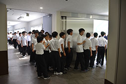 工事中で狭い出入口でも　大きな混乱なく