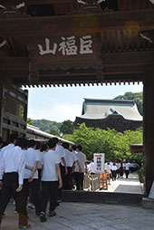 総門から境内へ