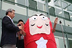 開会式、ダルマのマスコットも登場！