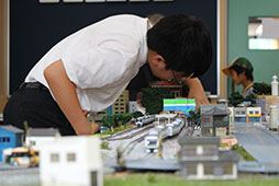 精巧なジオラマを展示している鉄道研究同好会