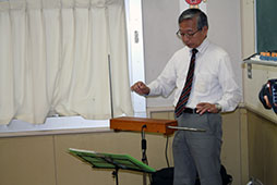 ロシア楽器テルミンを演奏する校長先生