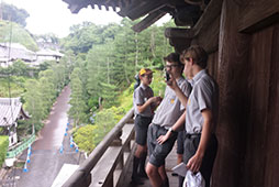 建長寺三門に登って