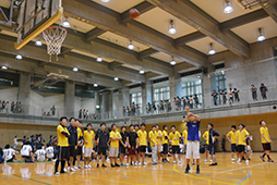 緊張の一瞬　同点の場合に行われるフリースロー対決