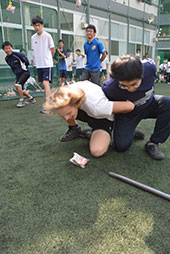 ようやく落ちたパンは体を張った奪い合い