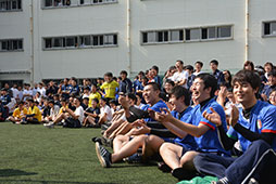 留学生も教員も加わった新種目は歓声に包まれました