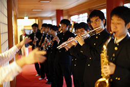 ブラスバンドの演奏による校歌が<br />厳かに響きます<br />　