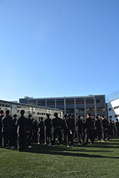 青空の下で行われた第94回創立記念式典