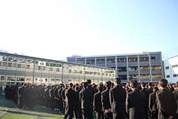 冬の澄んだ空気の中、始業式は行われました<br />　