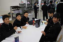 カフェテリアで仲間と久しぶりにおしゃべり