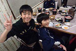 食事も皆で大盛り上がり！