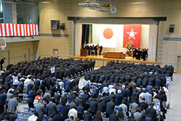 一転　本番は厳かに開式