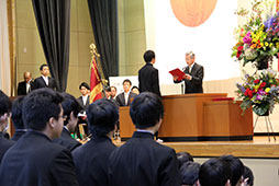 卒業生298人全員が担任から名前を呼ばれ