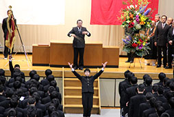校歌斉唱ではブラスバンドに合わせて応援団が花を添える