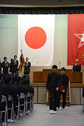壇上からも拍手で送られる卒業生<br />　
