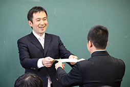 教室では最後のホームルーム<br />担任から卒業証書を受け取る