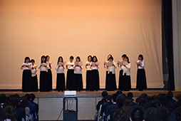 保護者有志による合唱団「さえずり隊」が美しい歌声で高校入学生を歓迎