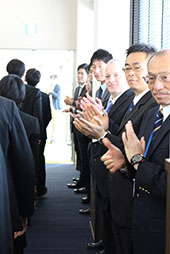 お世話になった先生方に見送られて