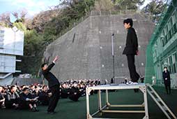 壮行会では全国大会に出場する囲碁将棋同好会の健闘を祈る