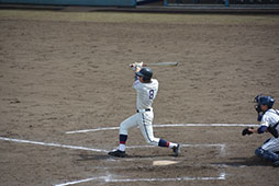 東の犠飛で得点を重ねる