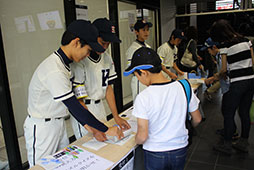 中学野球部がピロティでお出迎え