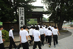 建長寺の境内へ