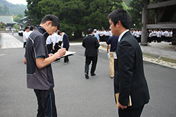 教育実習生も担任と代わって