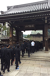 建長寺の門をくぐって