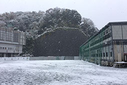 人工芝の第１グラウンドも雪化粧