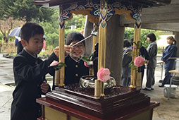 花御堂で甘茶をかけてお釈迦さまの誕生を祝います